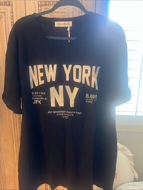 The Laundry Room Black New York NY Graphic Tee